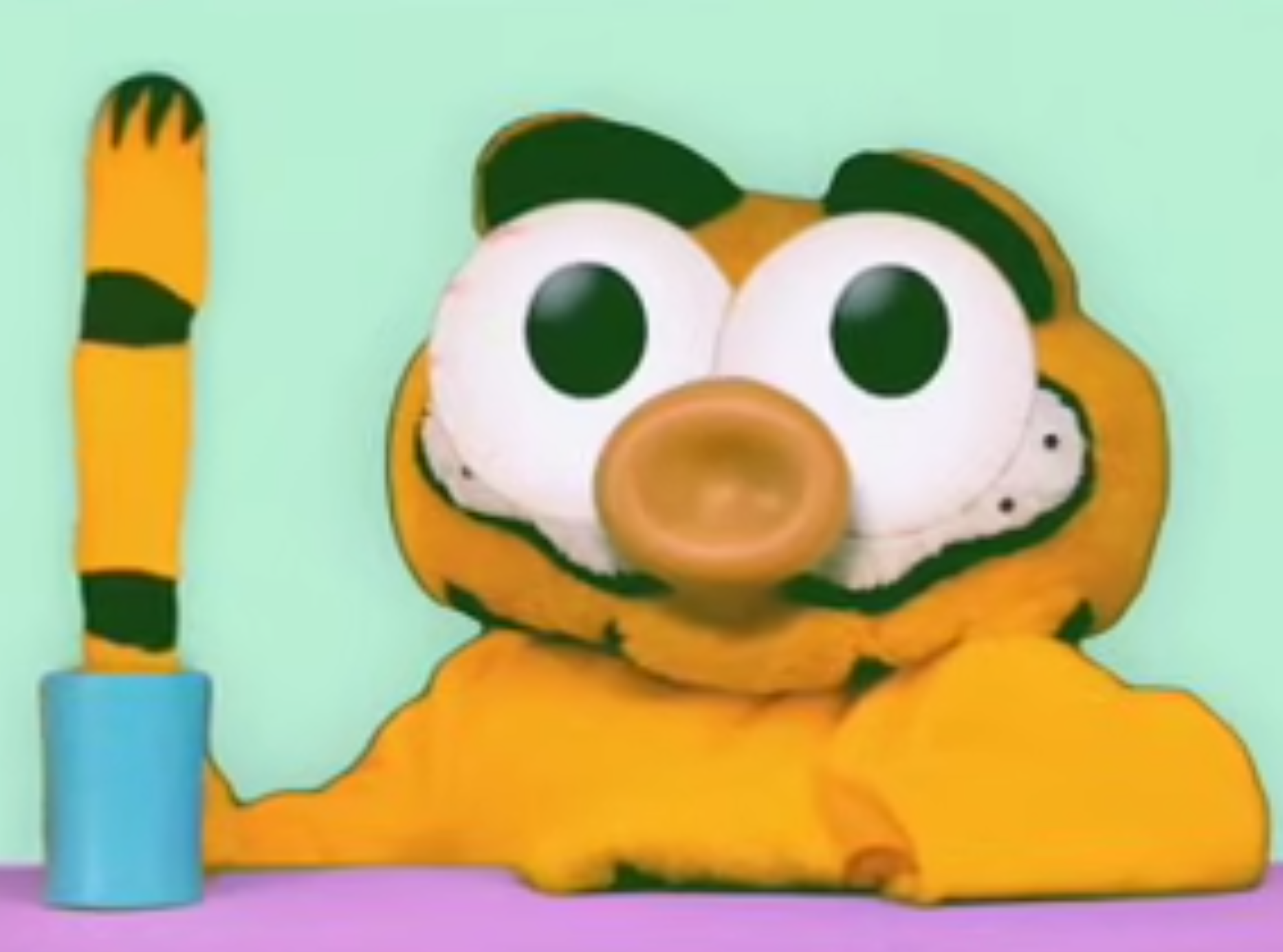Photo bizarre de garfield avec des yeux énormes